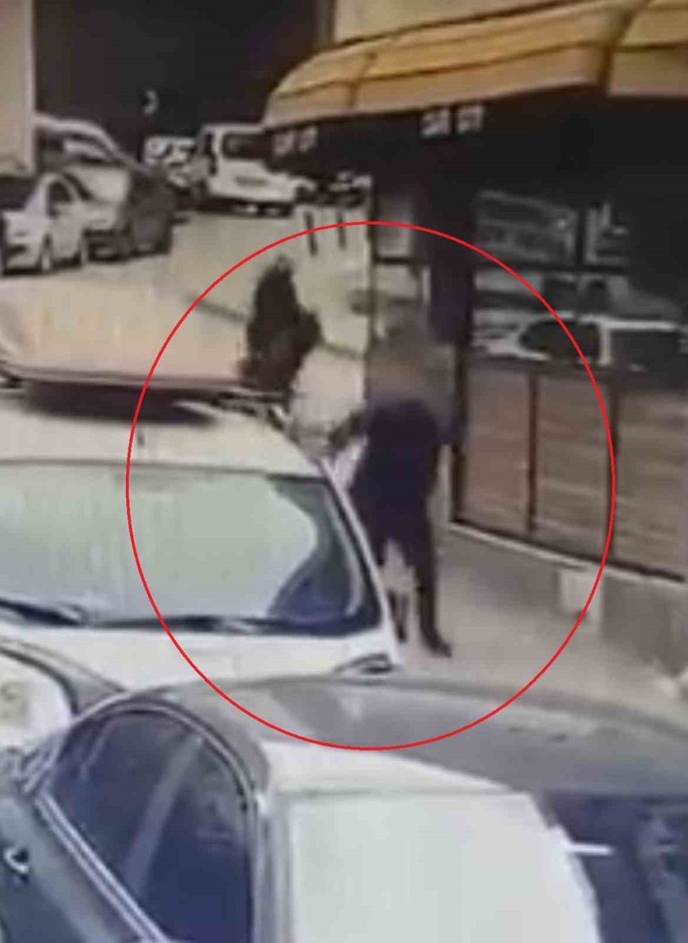 Bir Kişinin Yaralandığı Silahlı Saldırı Anı Kameraya Yansıdı