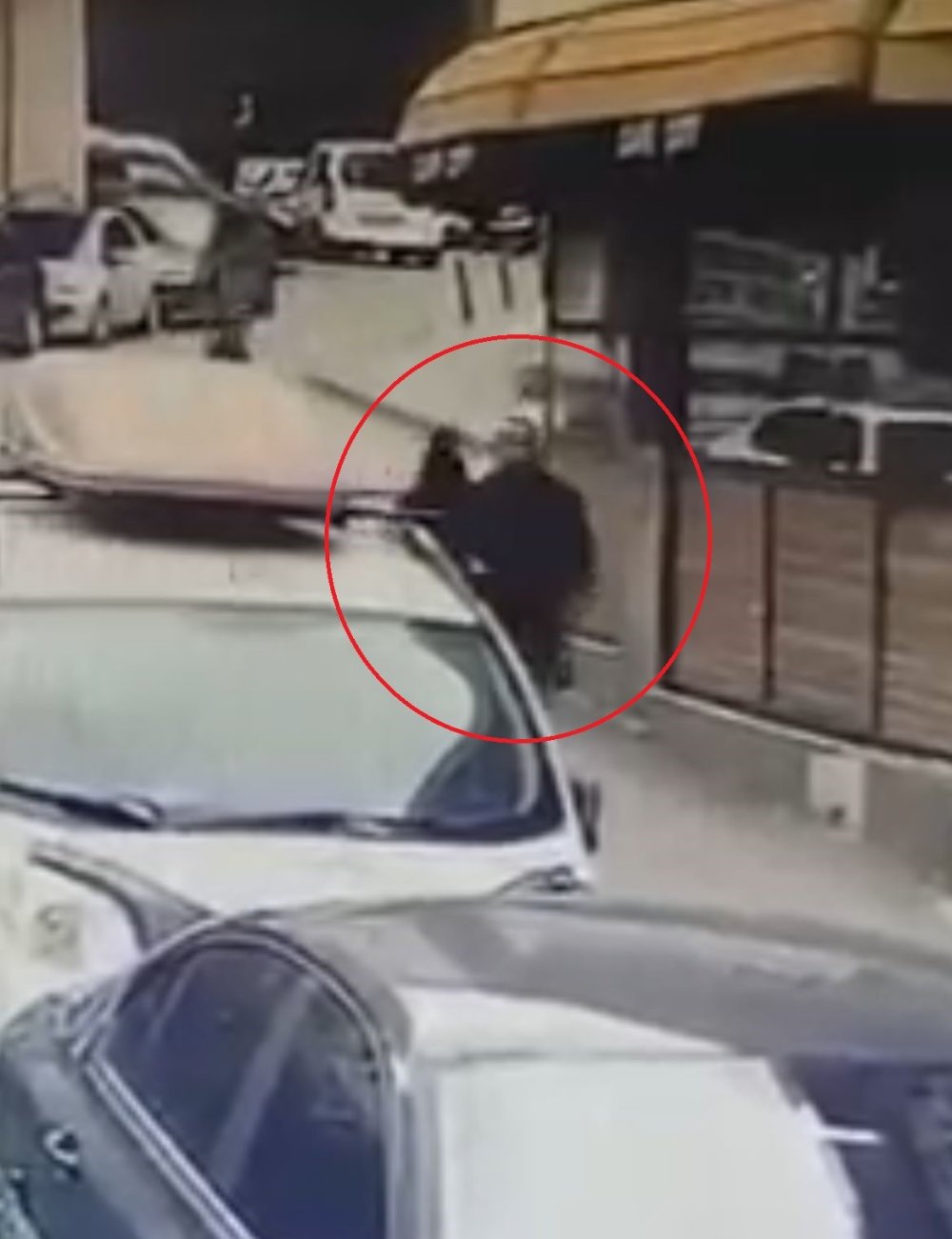 Bir Kişinin Yaralandığı Silahlı Saldırı Anı Kameraya Yansıdı