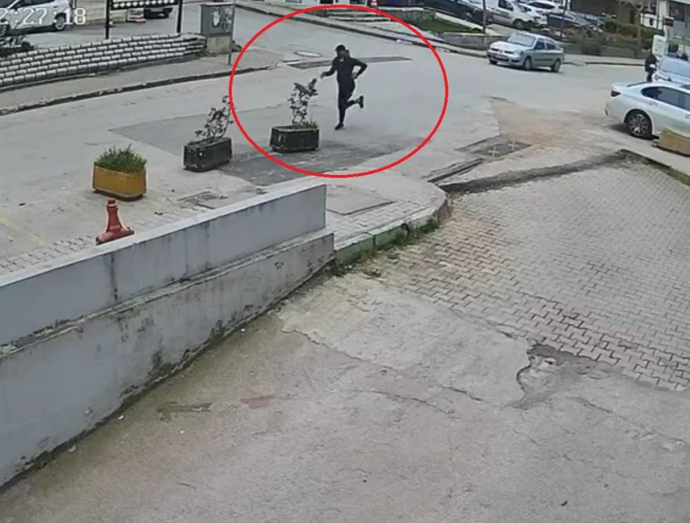 Bir Kişinin Yaralandığı Silahlı Saldırı Anı Kameraya Yansıdı
