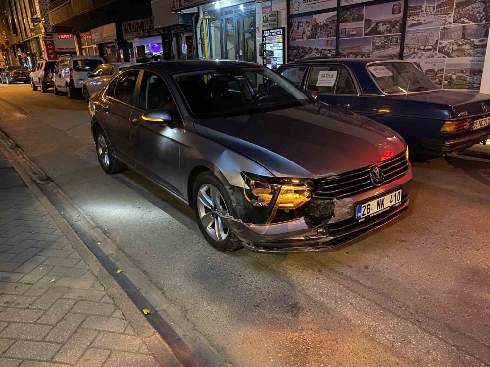Caddede Çarpışan 2 Otomobilde Maddi Hasar Oluştu