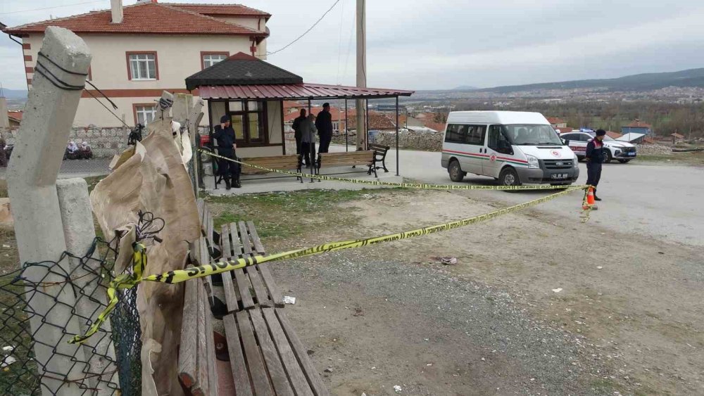 Eşini Ve Aralarında İlişki Olduğunu İddia Ettiği Şahsı Öldürdü