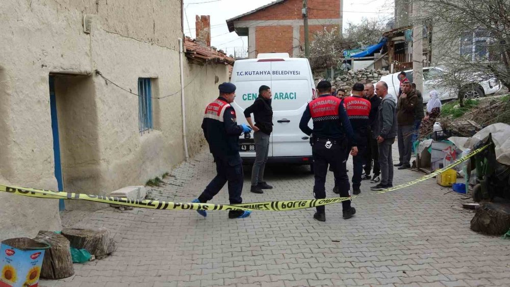 Eşini Ve Aralarında İlişki Olduğunu İddia Ettiği Şahsı Öldürdü