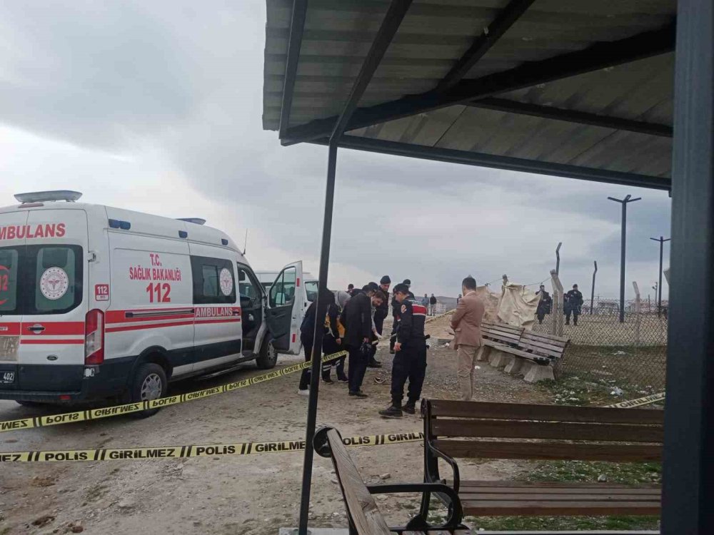 Eşini Ve Aralarında İlişki Olduğunu İddia Ettiği Şahsı Öldürdü