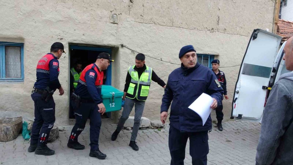 Eşini Ve Aralarında İlişki Olduğunu İddia Ettiği Şahsı Öldürdü