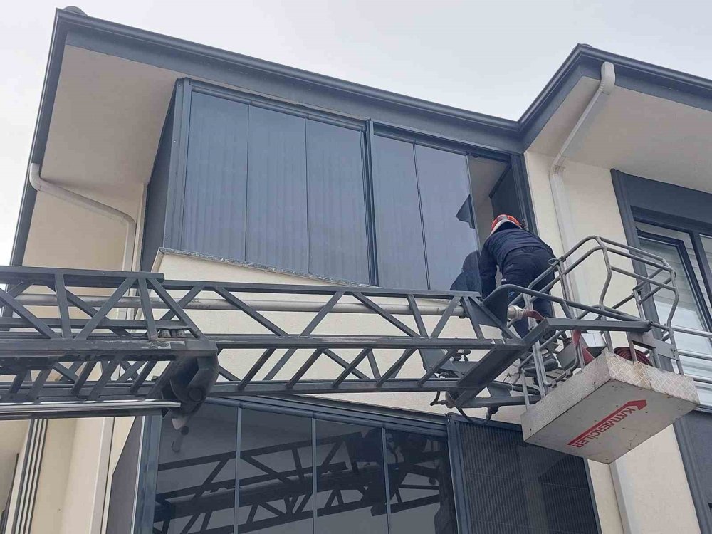 Evde Mahsur Kalan 3 Yaşındaki Çocuk İtfaiye Ekiplerince Kurtarıldı