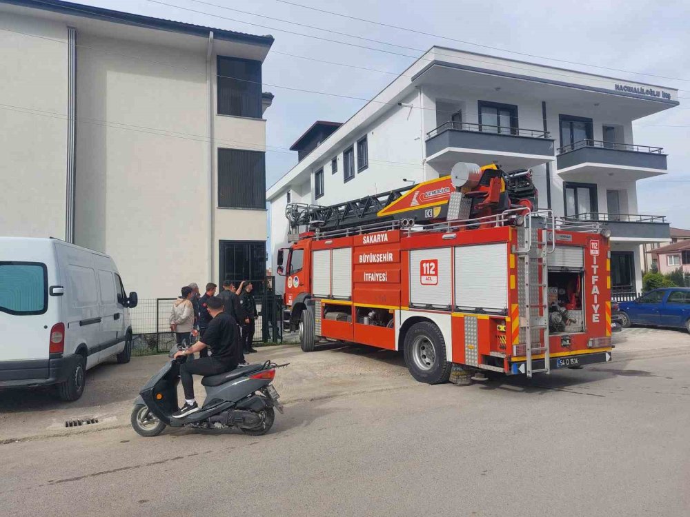 Evde Mahsur Kalan 3 Yaşındaki Çocuk İtfaiye Ekiplerince Kurtarıldı
