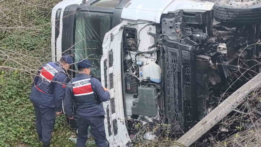 Kontrolden Çıkan Tır Şarampole Yuvarlandı: 1 kişi yaralandı