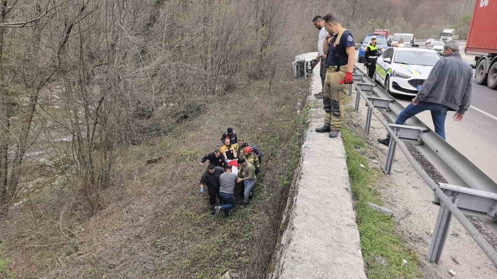 Kontrolden Çıkan Tır Şarampole Yuvarlandı: 1 kişi yaralandı