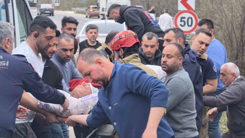 Kontrolden Çıkan Tır Şarampole Yuvarlandı: 1 kişi yaralandı