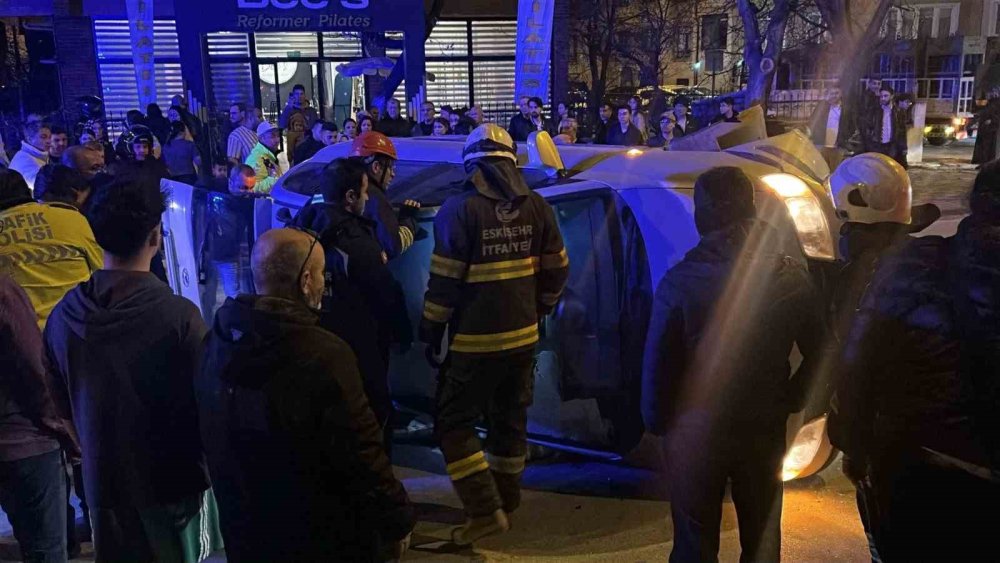 Sürcüsünün Direksiyon Hakimiyetini Kaybettiği Otomobil Yan Yattı