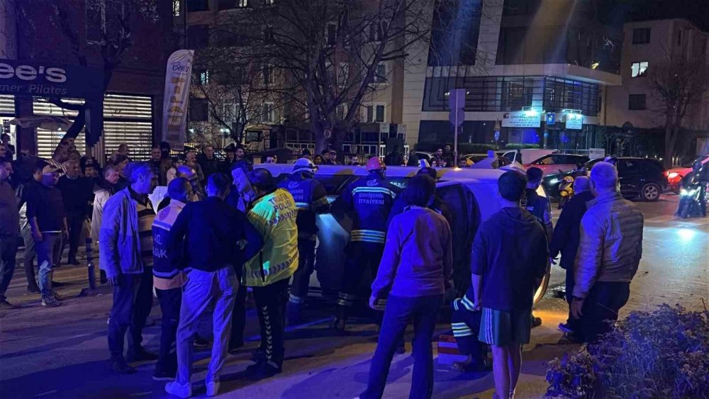 Sürcüsünün Direksiyon Hakimiyetini Kaybettiği Otomobil Yan Yattı