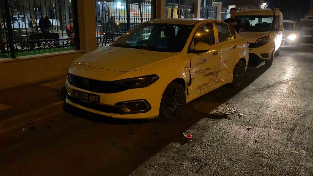 Ehliyetsiz Sürücü Dehşet Saçtı: 4 Araca Çarparak Durdu