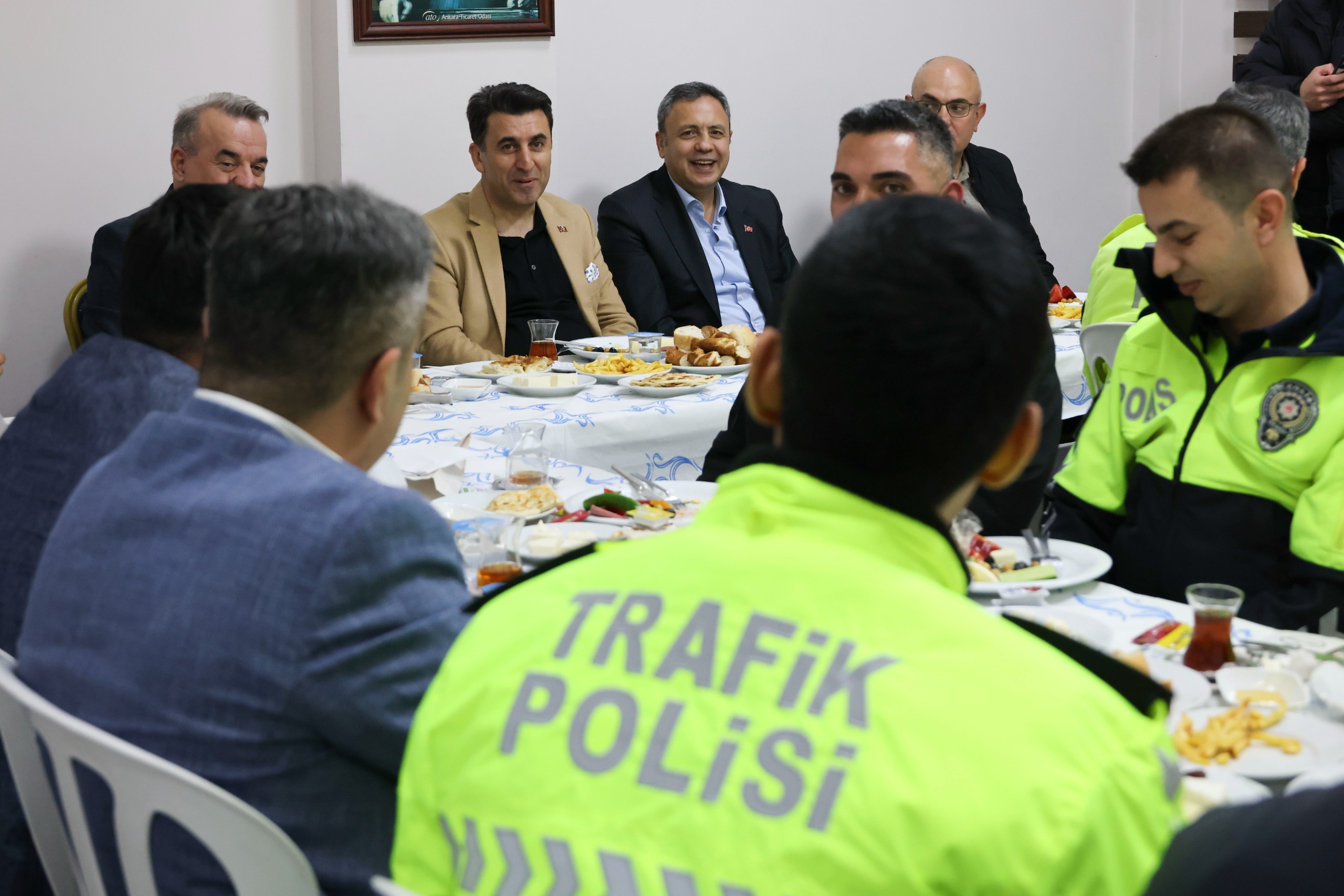 vali-aygol-trafik-polisleriyle-sahur-yapti.jpg