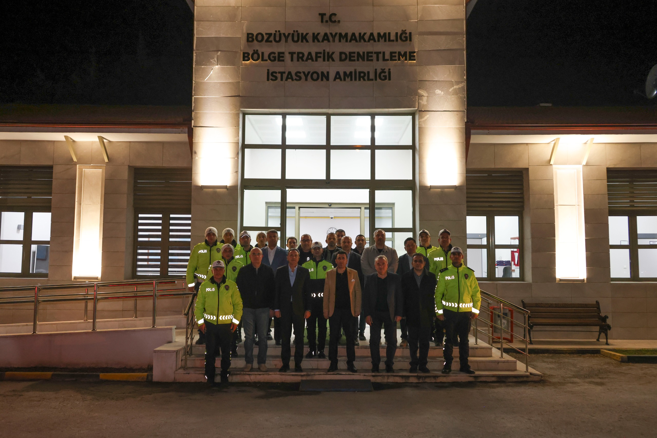 vali-aygol-trafik-polisleriyle-sahur-yapti2.jpg