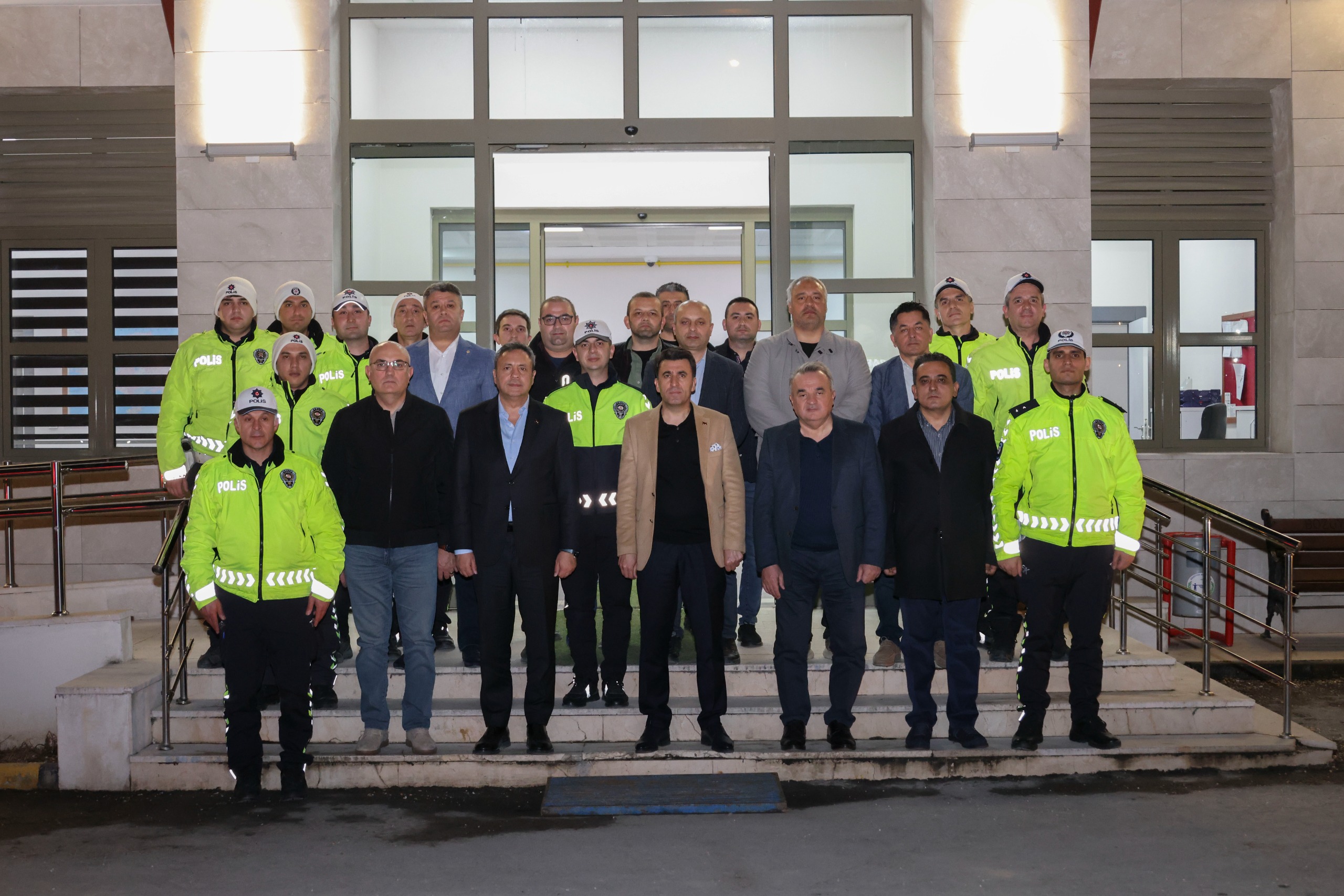 vali-aygol-trafik-polisleriyle-sahur-yapti3.jpg