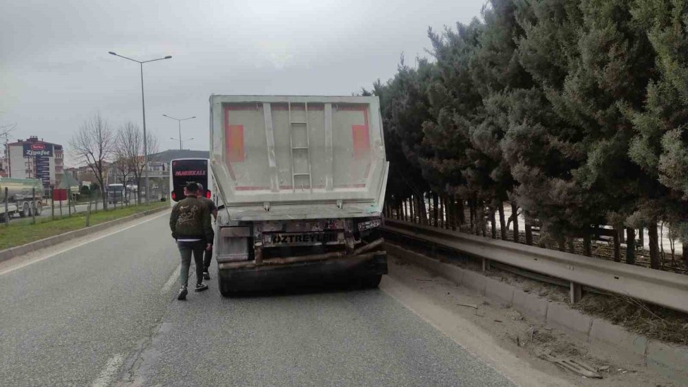 Hasta Taşıyan Ambulans Kamyona Çarptı: 2 Yaralı