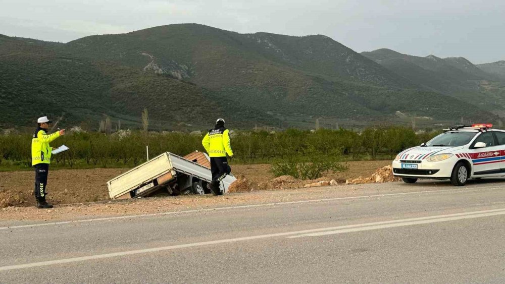 Kamyonet Şarampole Uçtu : 1 Yaralı