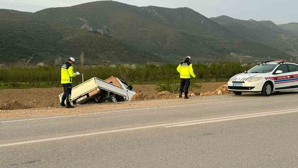 Kamyonet Şarampole Uçtu : 1 Yaralı