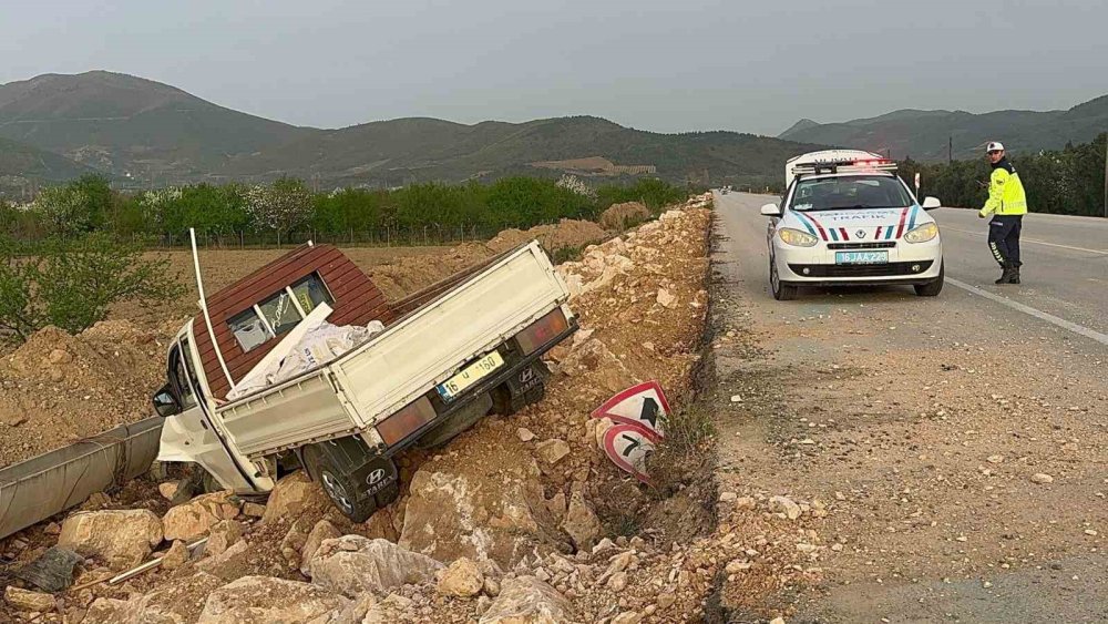 Kamyonet Şarampole Uçtu : 1 Yaralı