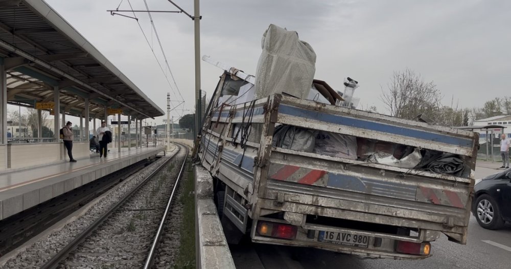 Kontrolden Çıkan Kamyonet Metro Bariyerlerine Vurdu