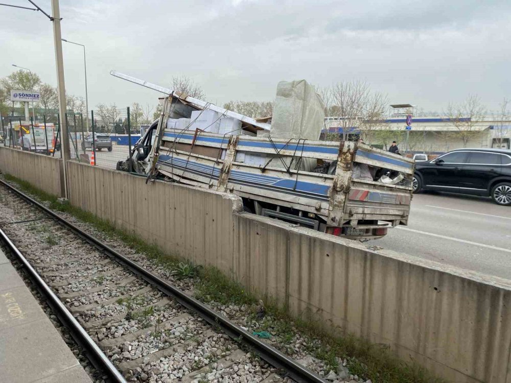 Kontrolden Çıkan Kamyonet Metro Bariyerlerine Vurdu