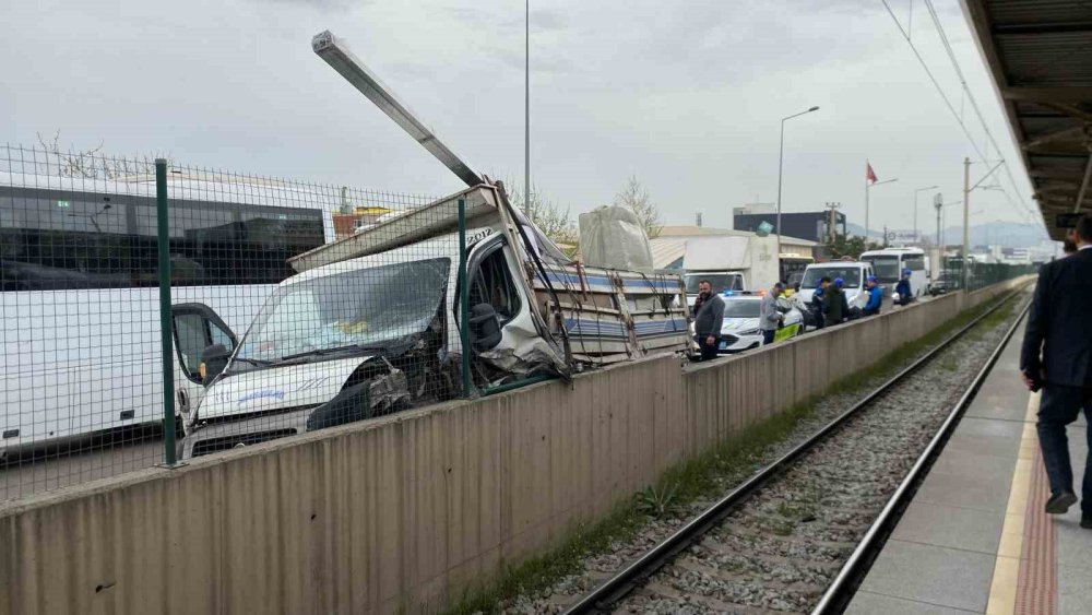 Kontrolden Çıkan Kamyonet Metro Bariyerlerine Vurdu