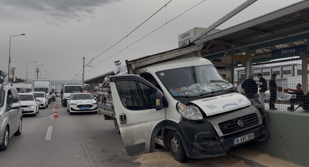Kontrolden Çıkan Kamyonet Metro Bariyerlerine Vurdu