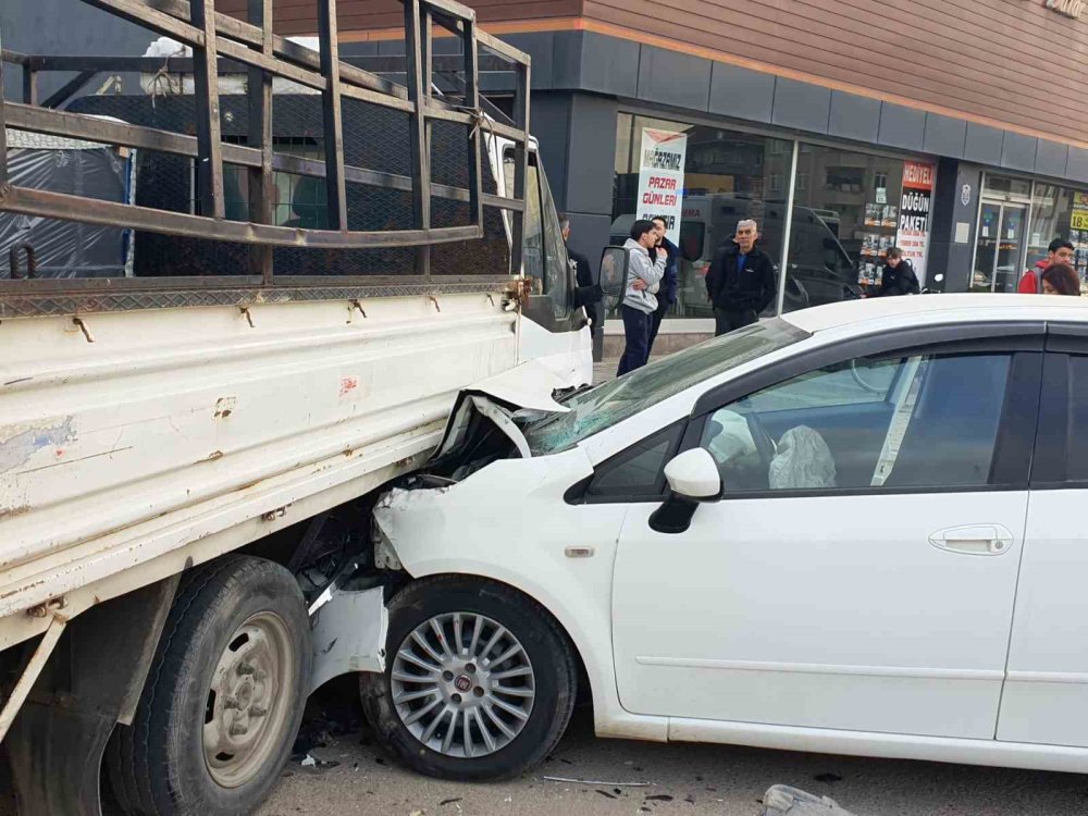 Otomobil Kamyonete Çarptı!