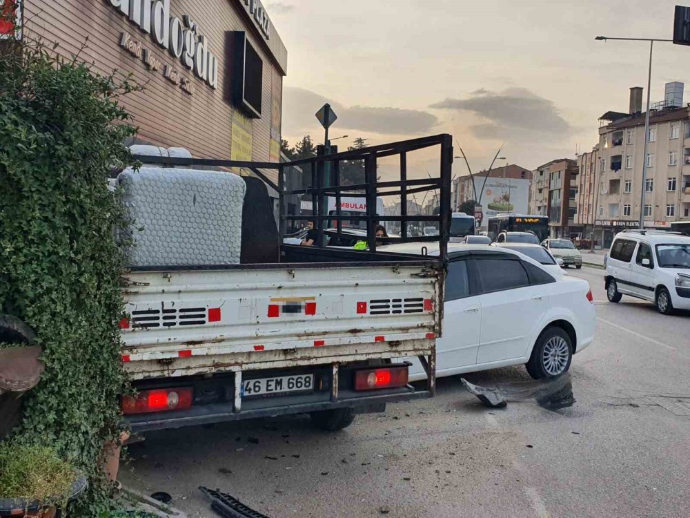 Otomobil Kamyonete Çarptı!