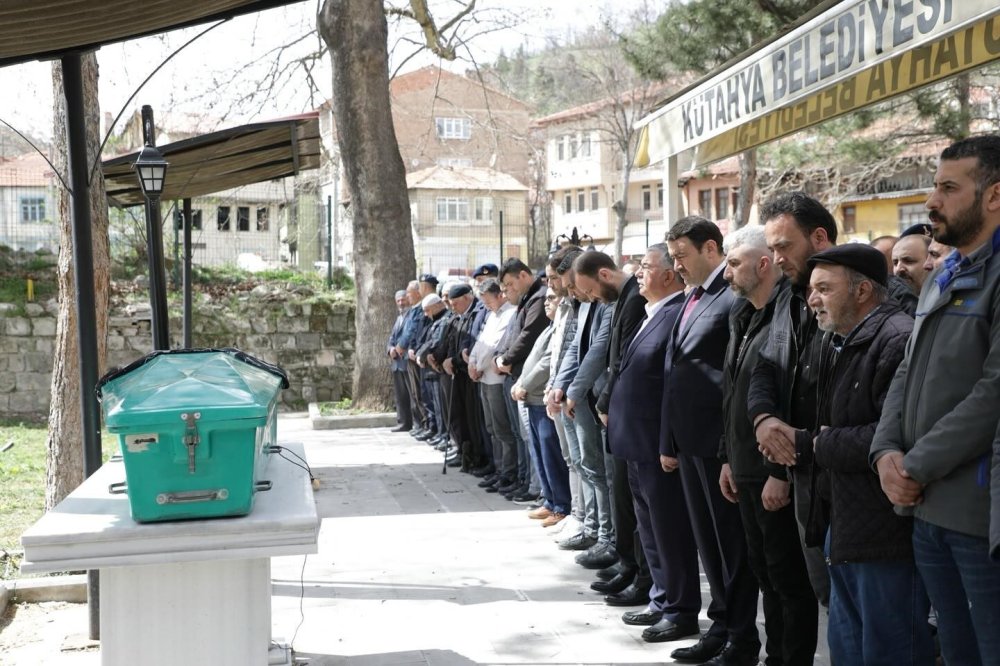 Balkondan Düşen Genç Kız Hayatını Kaybetti