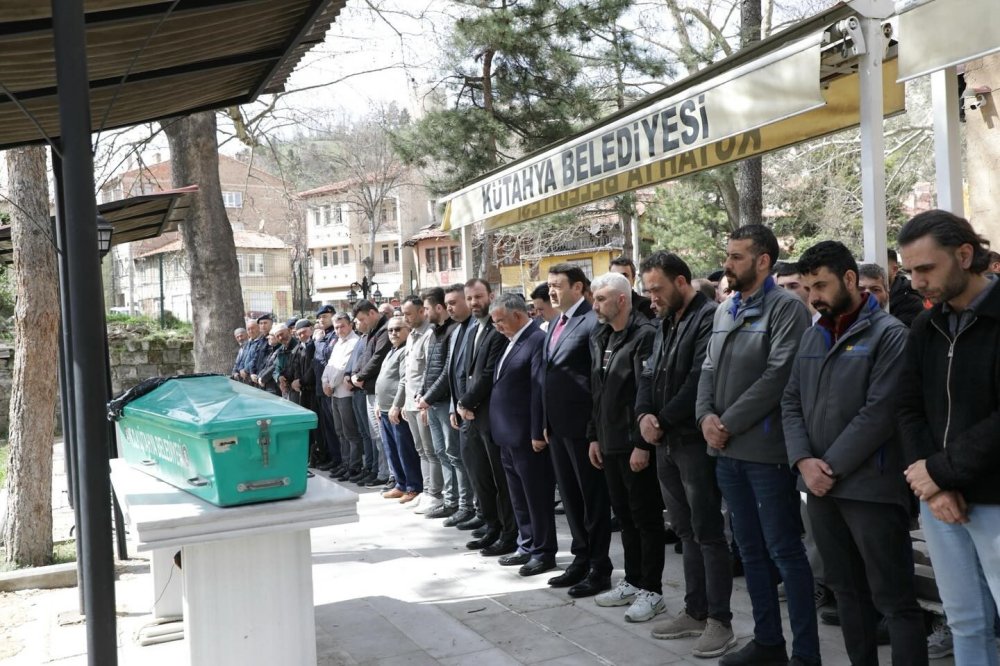 Balkondan Düşen Genç Kız Hayatını Kaybetti
