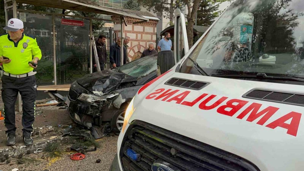 İftar Saati Otomobil Otobüs Durağına Daldı: 2’si Ağır 6 Yaralı