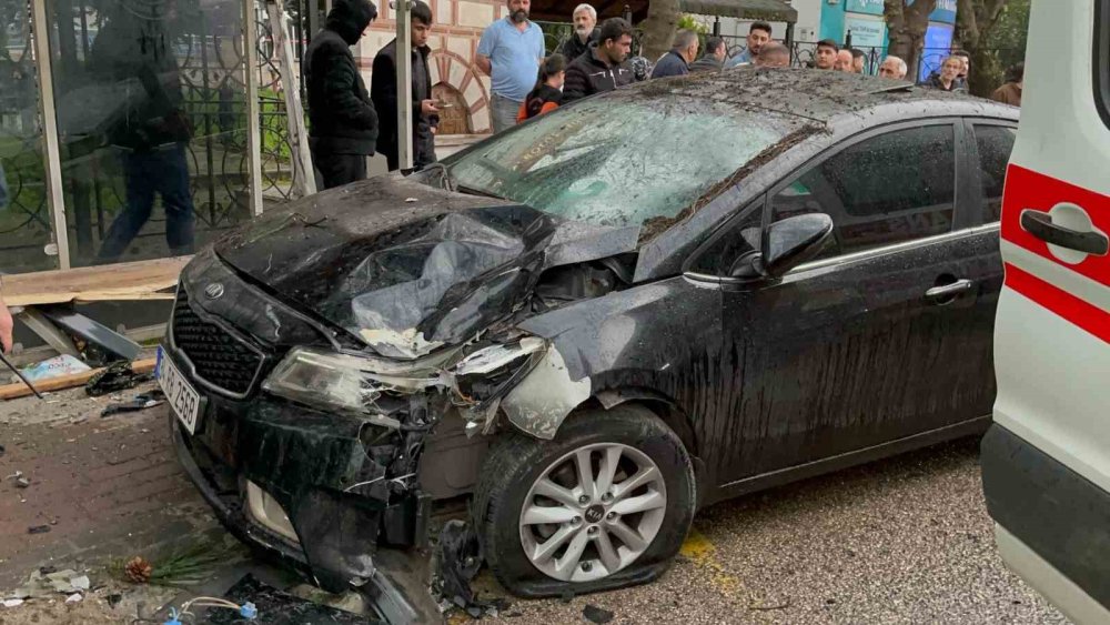 İftar Saati Otomobil Otobüs Durağına Daldı: 2’si Ağır 6 Yaralı