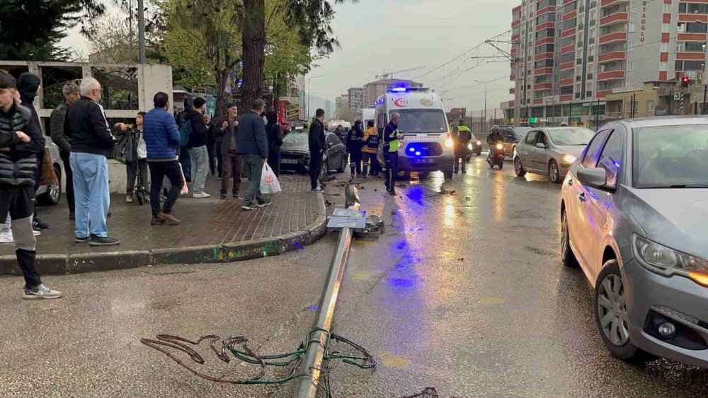 İftar Saati Otomobil Otobüs Durağına Daldı: 2’si Ağır 6 Yaralı