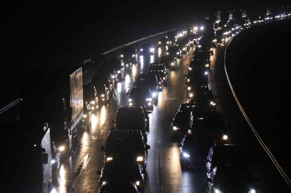 Otoyolların Kesişim Noktasında Trafik Durdu