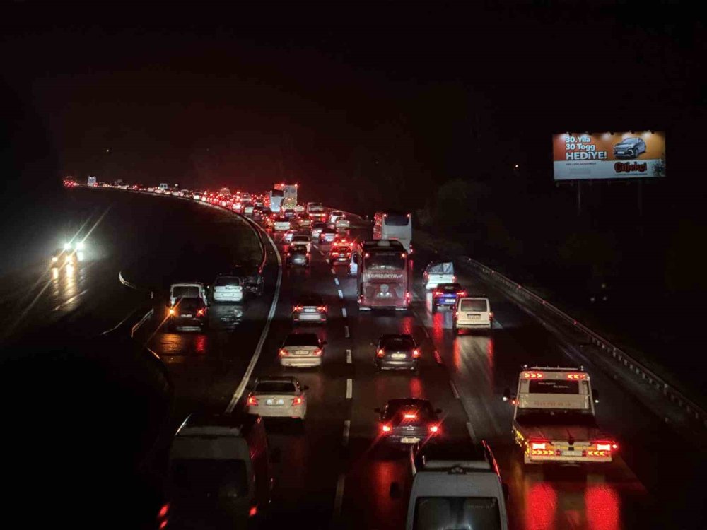 Otoyolların Kesişim Noktasında Trafik Durdu