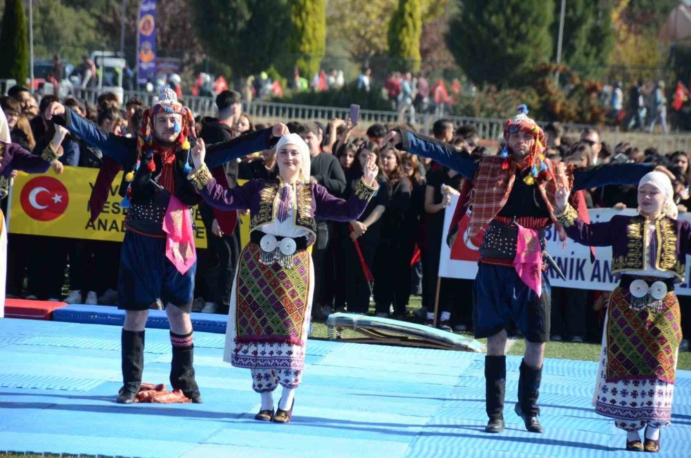 Halk Oyunları Ekibi Polonya’da Düzenlenen Yarışmada İkinci Oldu