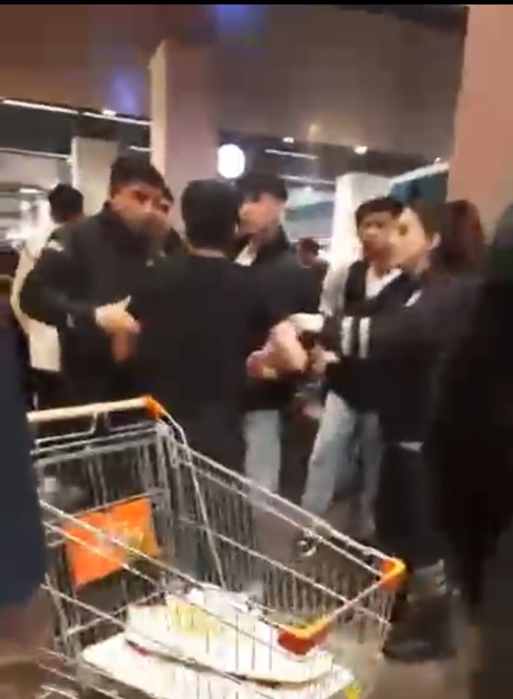 Alışveriş Merkezi’nde Müşterilerle Çalışanlar Arasında Kavga Çıktı, Ortalık Karıştı