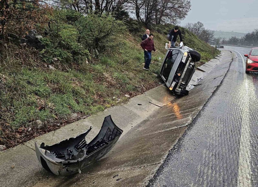 Kontrolden Çıkan Otomobil Kanala Devrildi: 2 Yaralı