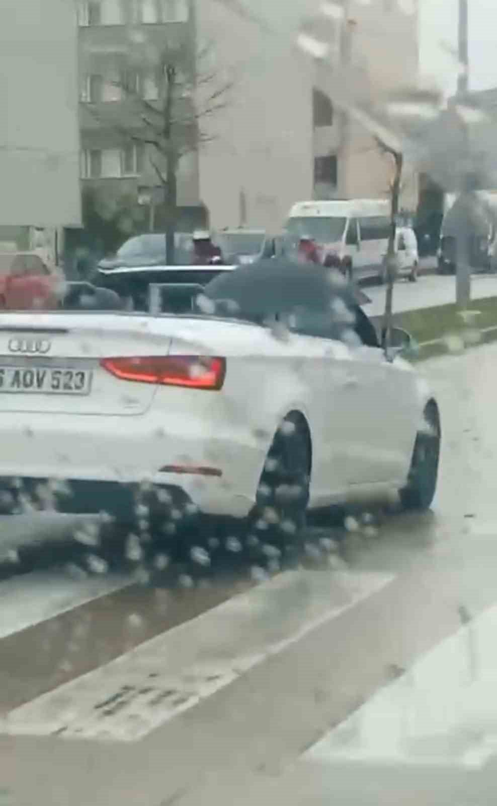 Milyonluk Arabada Islanmamak İçin Şemsiye Açtı