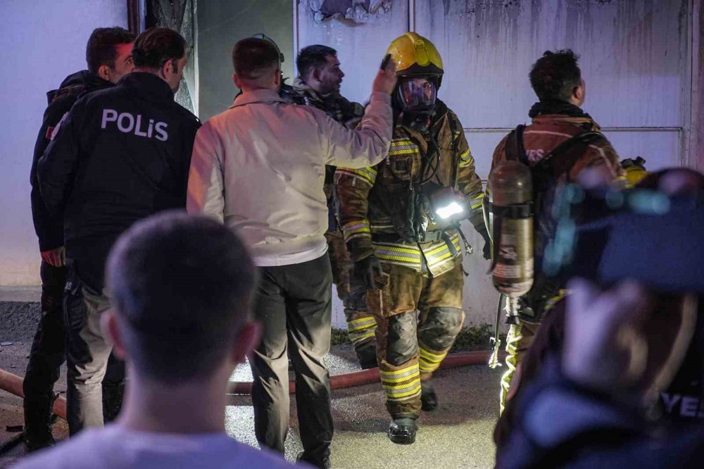 Yanan Binadaki Köpeği İtfaiye Ekipleri Kurtardı