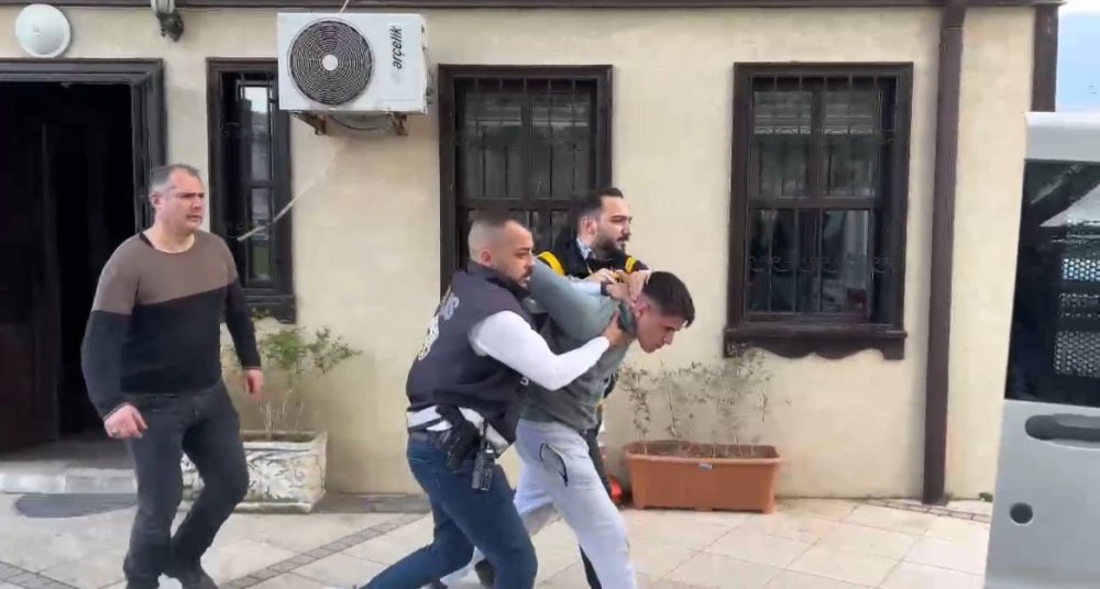 Aranması Olan Şahıs Tatil Dönüşü Sürprizle Karşılandı: "Doğukan Gel. Asayiş Polisi"