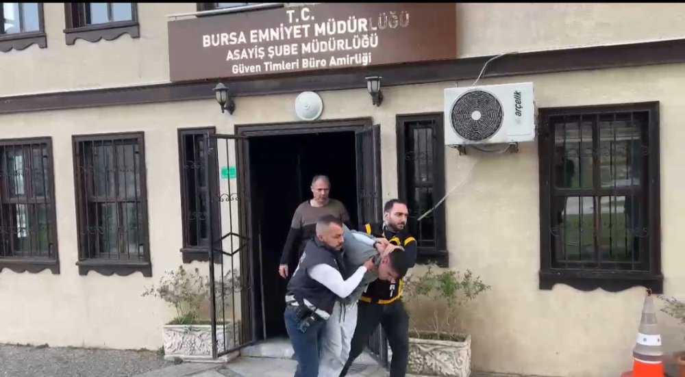 Aranması Olan Şahıs Tatil Dönüşü Sürprizle Karşılandı: "Doğukan Gel. Asayiş Polisi"