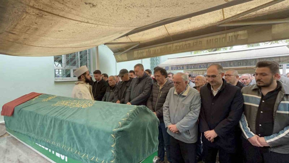 Eşi Ve Oğlunun Yanına Defnedildi