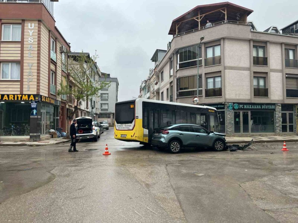 Halk Otobüsü İle Otomobil Çarpıştı: 3 Yaralı