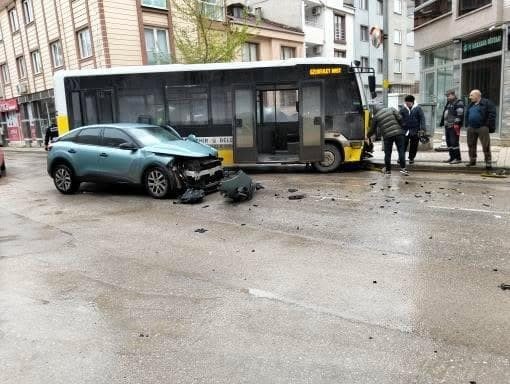 Halk Otobüsü İle Otomobil Çarpıştı: 3 Yaralı