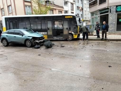 Halk Otobüsü İle Otomobil Çarpıştı: 3 Yaralı