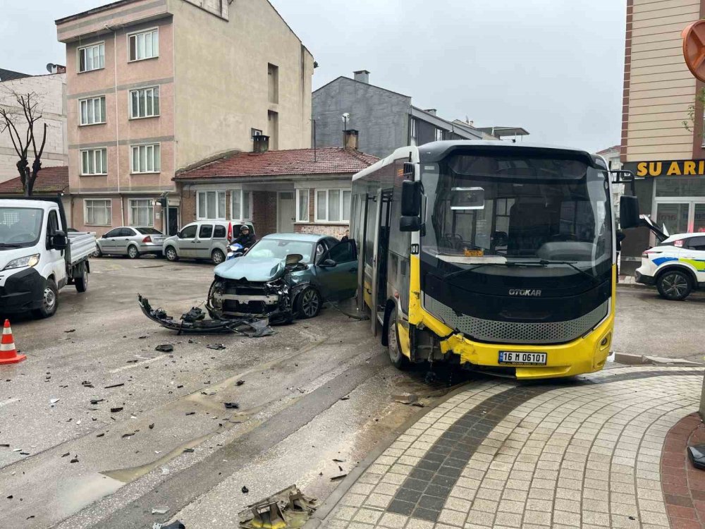 Halk Otobüsü İle Otomobil Çarpıştı: 3 Yaralı