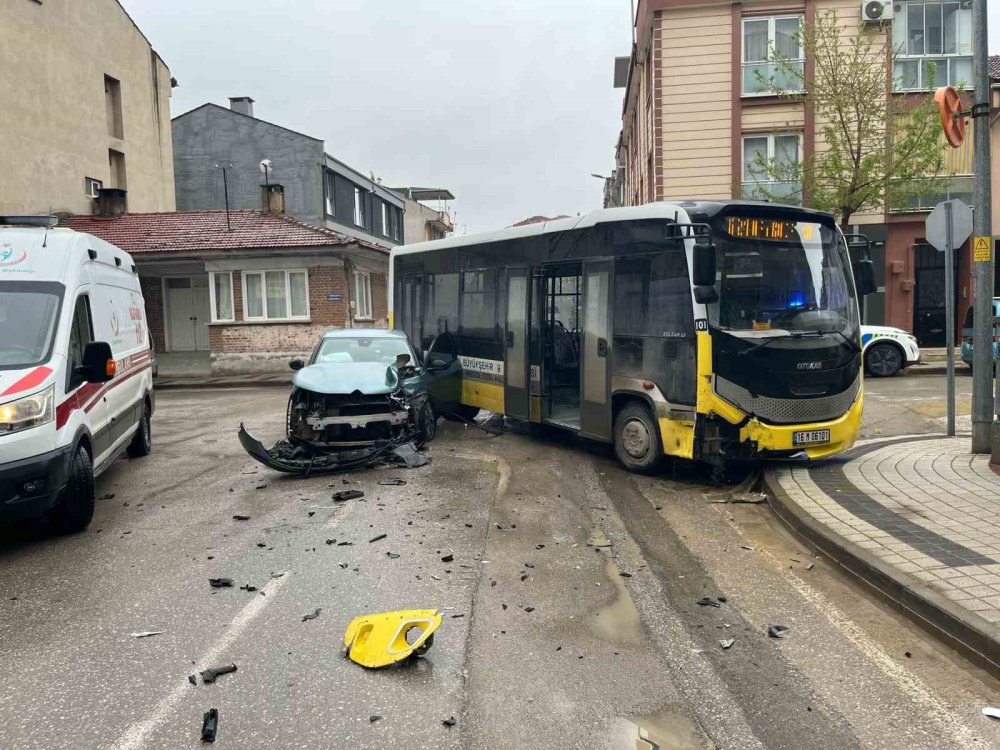 Halk Otobüsü İle Otomobil Çarpıştı: 3 Yaralı