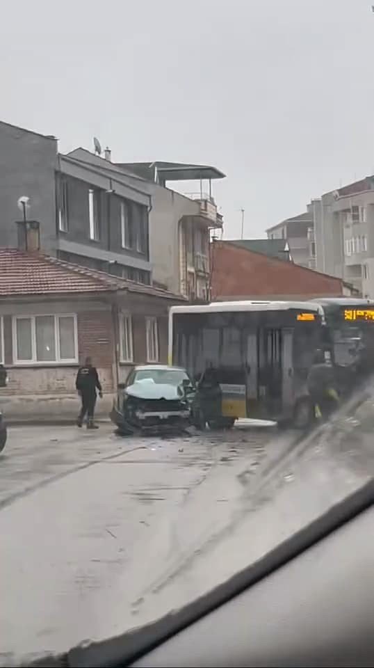 Halk Otobüsü İle Otomobil Çarpıştı: 3 Yaralı